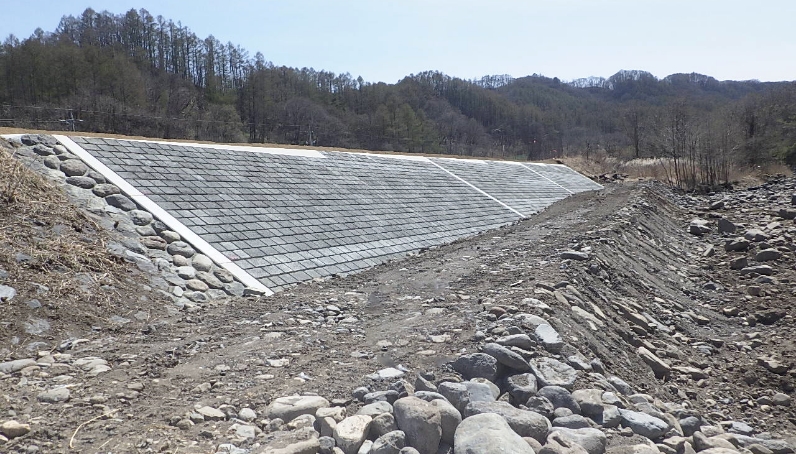 県単河川改修工事（南牧村 杣添橋上流）